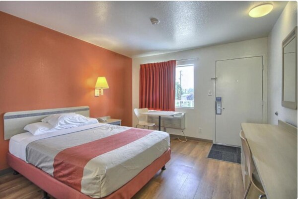 Foto van Queensize bed|Smk|New Cumberland, PA - Vakantiehuis in New Cumberland, PA - BedRoom
