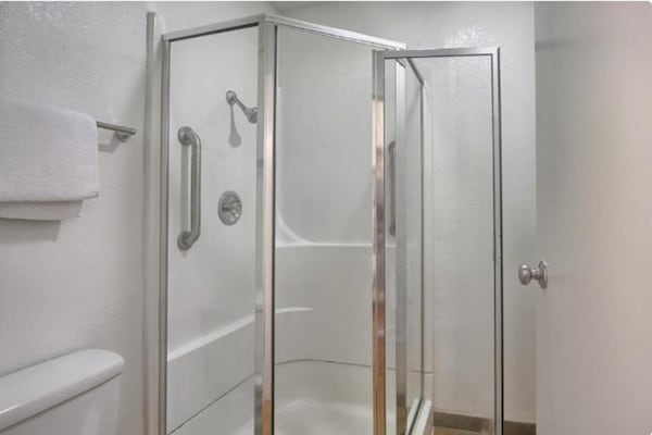 Foto van Queensize bed|Smk|New Cumberland, PA - Vakantiehuis in New Cumberland, PA - BathRoom