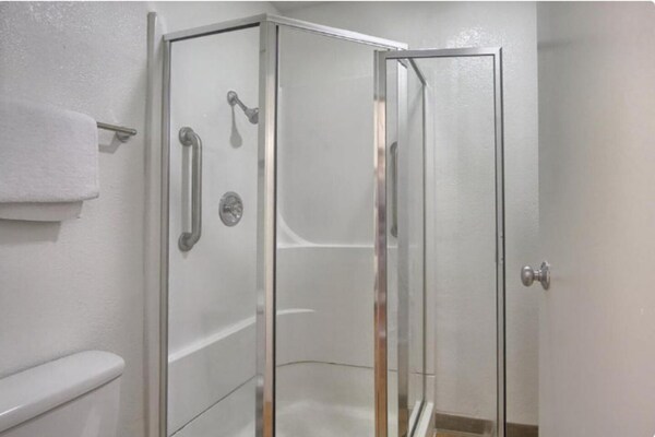 Foto van Queensize bed|Smk|New Cumberland, PA - Vakantiehuis in New Cumberland, PA - BathRoom