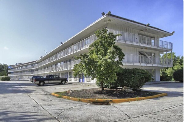 Foto van Queensize bed|Smk|New Cumberland, PA - Vakantiehuis in New Cumberland, PA - ExteriorSummer