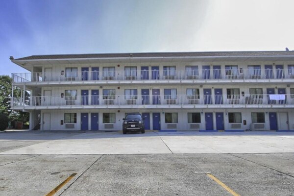 Foto van Queensize bed|Smk|New Cumberland, PA - Vakantiehuis in New Cumberland, PA - ExteriorSummer