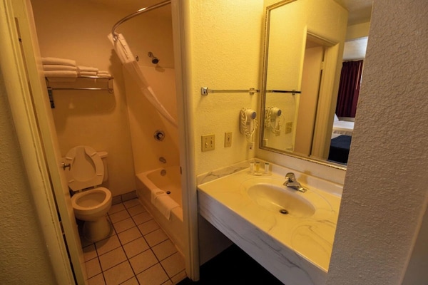 Foto van Queen Bed Niet Roken - Vakantiehuis in Pendleton OR - BathRoom