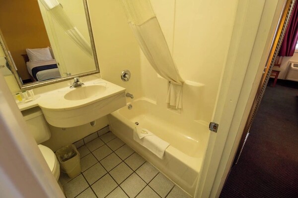 Foto van Queen Bed Toegankelijk Niet Roken - Vakantiehuis in Pendleton OR - BathRoom