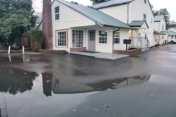 Foto van Queen Bed Niet Roken - Vakantiehuis in Portland OR - ExteriorSummer