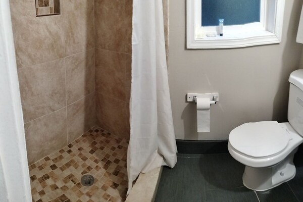 Foto van Queen Bed Niet Roken - Vakantiehuis in Portland OR - BathRoom