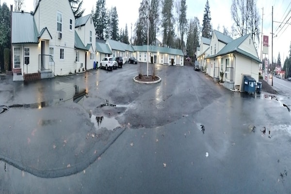 Foto van Queen Bed Niet Roken - Vakantiehuis in Portland OR - parking