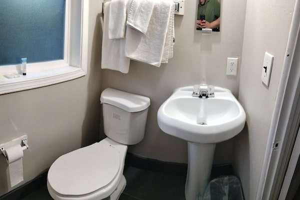 Foto van Queensize bed | Smk | Portland OR - Vakantiehuis in Portland OR - BathRoom