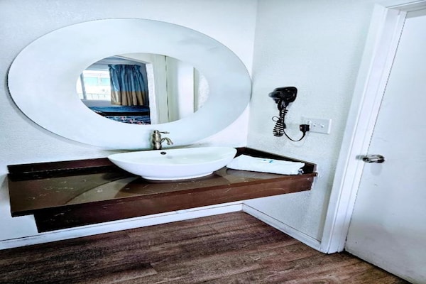 Foto van 1 Slaapkamer Appartement Met Keuken - Vakantiehuis in Ridgecrest CA - BathRoom