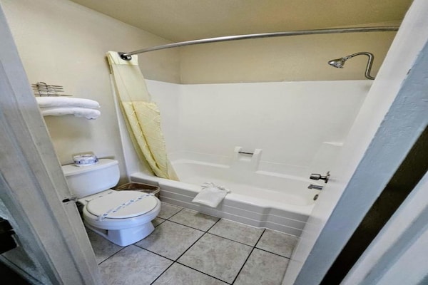 Foto van 1 Slaapkamer Appartement Met Keuken - Vakantiehuis in Ridgecrest CA - BathRoom