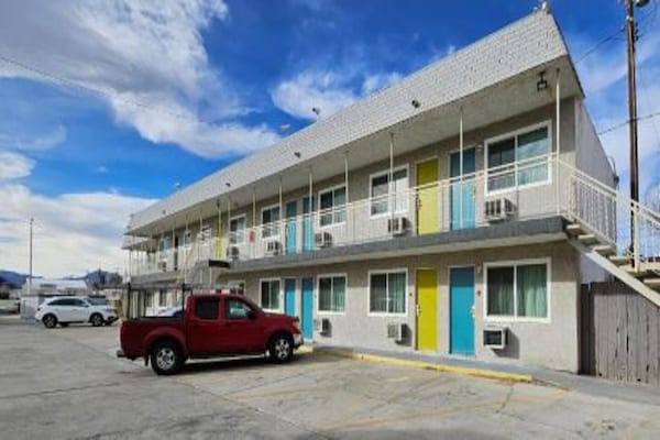 Foto van 1 Slaapkamer Appartement Met Keuken - Vakantiehuis in Ridgecrest CA - parking