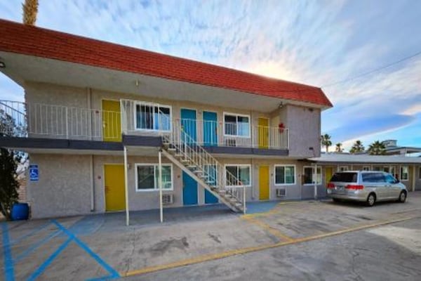 Foto van 1 Slaapkamer Appartement Met Keuken - Vakantiehuis in Ridgecrest CA - parking