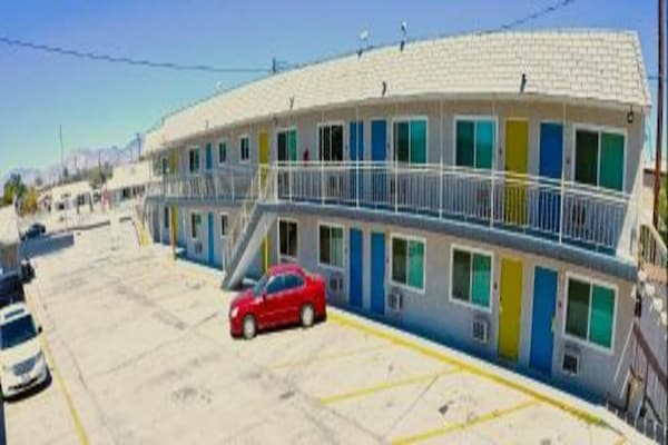 Foto van 1 Slaapkamer Appartement Met Keuken - Vakantiehuis in Ridgecrest CA - parking