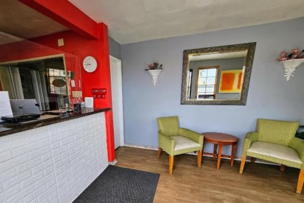 Foto van 1 Slaapkamer Appartement Met Keuken - Vakantiehuis in Ridgecrest CA - HallReception