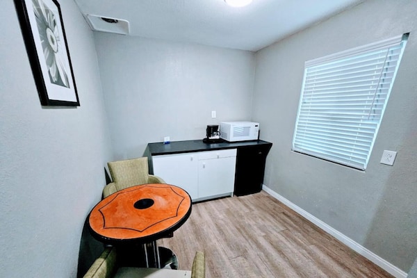 Foto van 1 Slaapkamer Appartement Met Keuken - Vakantiehuis in Ridgecrest CA - BedRoom