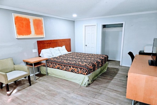 Foto van 1 Slaapkamer Appartement Met Keuken - Vakantiehuis in Ridgecrest CA - BedRoom