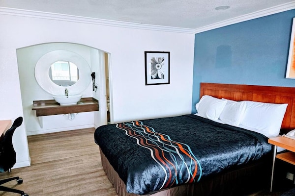 Foto van 1 Slaapkamer Appartement Met Keuken - Vakantiehuis in Ridgecrest CA - BedRoom