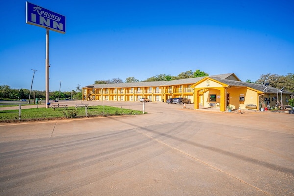 Foto van Queen Bed Niet Roken - Vakantiehuis in Rockdale TX - ExteriorSummer