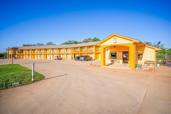 Foto van Queen Bed Niet Roken - Vakantiehuis in Rockdale TX - ExteriorSummer