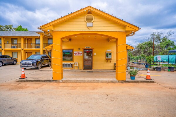 Foto van Queen Bed Niet Roken - Vakantiehuis in Rockdale TX - ExteriorSummer