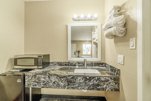 Foto van Queen Bed Niet Roken - Vakantiehuis in Rockdale TX - BathRoom