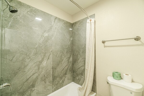 Foto van Queen Bed Niet Roken - Vakantiehuis in Rockdale TX - BathRoom