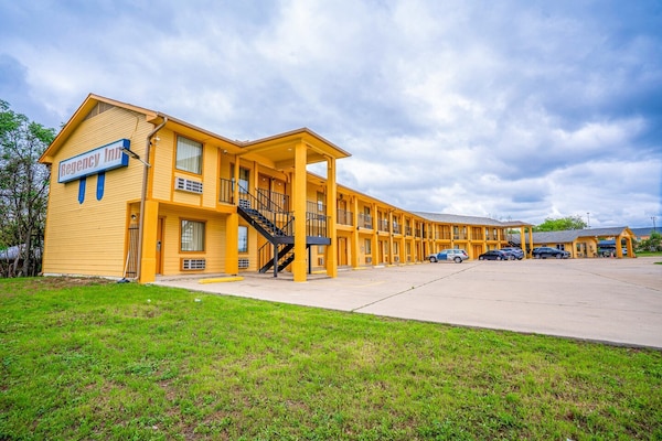 Foto van Queen Bed Niet Roken - Vakantiehuis in Rockdale TX - ExteriorSummer