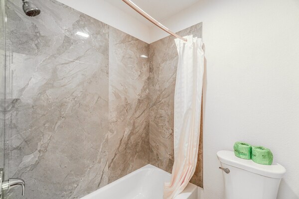 Foto van Queen Bed Niet Roken - Vakantiehuis in Rockdale TX - BathRoom