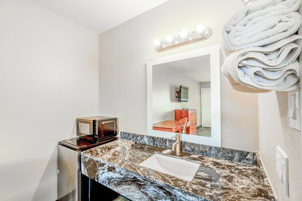 Foto van Queen Bed Niet Roken - Vakantiehuis in Rockdale TX - BathRoom