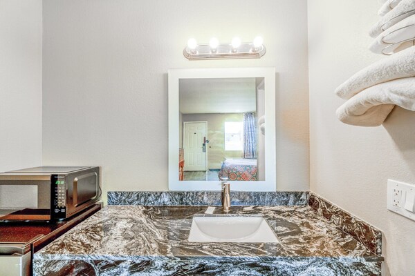 Foto van Queen Bed Niet Roken - Vakantiehuis in Rockdale TX - BathRoom