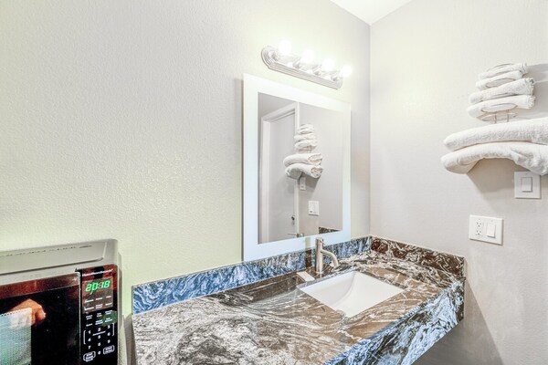 Foto van Queen Bed Niet Roken - Vakantiehuis in Rockdale TX - BathRoom