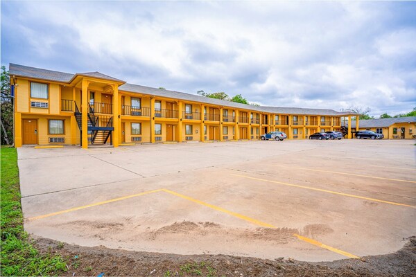 Foto van Queen Bed Niet Roken - Vakantiehuis in Rockdale TX - ExteriorSummer