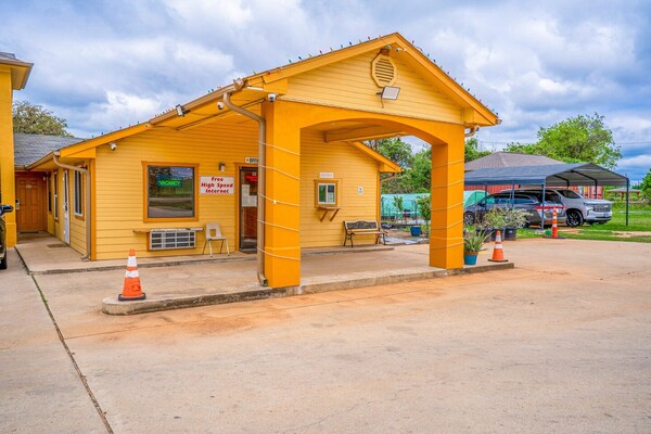 Foto van Queen Bed Niet Roken - Vakantiehuis in Rockdale TX - ExteriorSummer