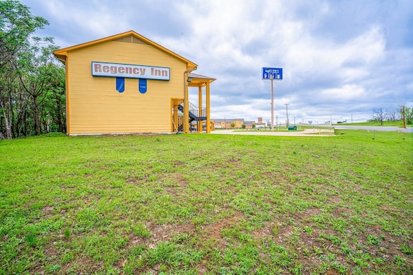 Foto van Queen Bed Niet Roken - Vakantiehuis in Rockdale TX - ExteriorSummer