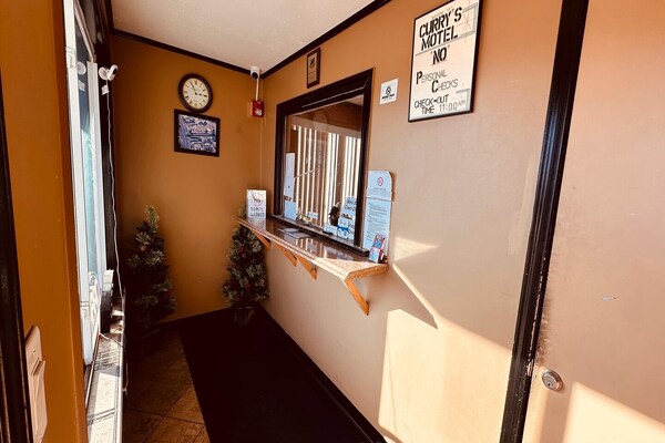 Foto van Queen Bed Niet Roken - Vakantiehuis in Saginaw, MI - HallReception