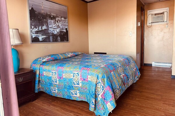 Foto van Queen Bed Niet Roken - Vakantiehuis in Saginaw, MI - BedRoom