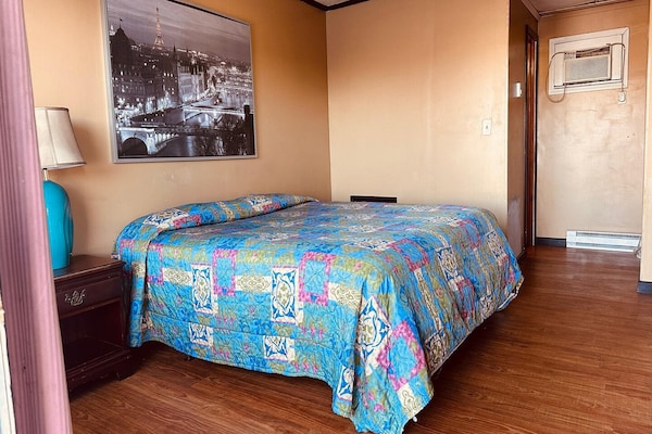 Foto van Queen Bed Niet Roken - Vakantiehuis in Saginaw, MI - BedRoom
