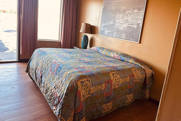 Foto van Queen Bed Niet Roken - Vakantiehuis in Saginaw, MI - BedRoom
