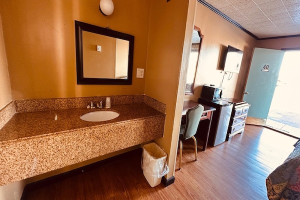 Foto van Queen Bed Niet Roken - Vakantiehuis in Saginaw, MI - BathRoom