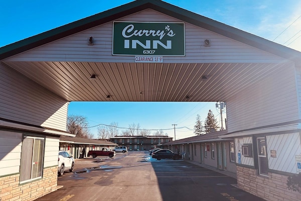Foto van Queen Bed Niet Roken - Vakantiehuis in Saginaw, MI - ExteriorSummer