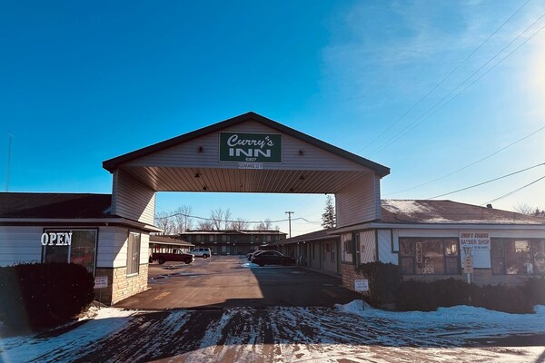 Foto van Queen Bed Niet Roken - Vakantiehuis in Saginaw, MI - ExteriorSummer