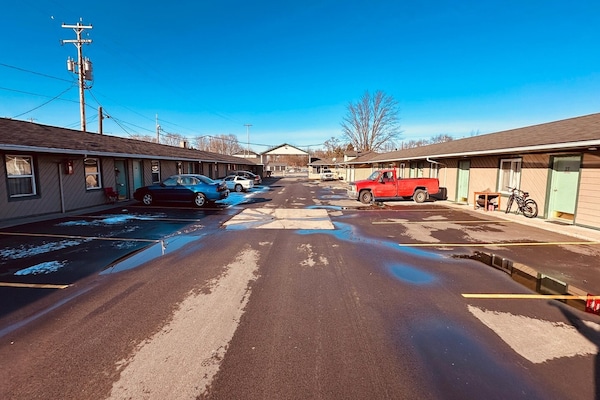 Foto van Queen Bed Niet Roken - Vakantiehuis in Saginaw, MI - ExteriorSummer