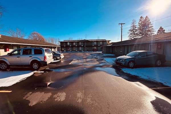 Foto van Queen Bed Niet Roken - Vakantiehuis in Saginaw, MI - ExteriorSummer