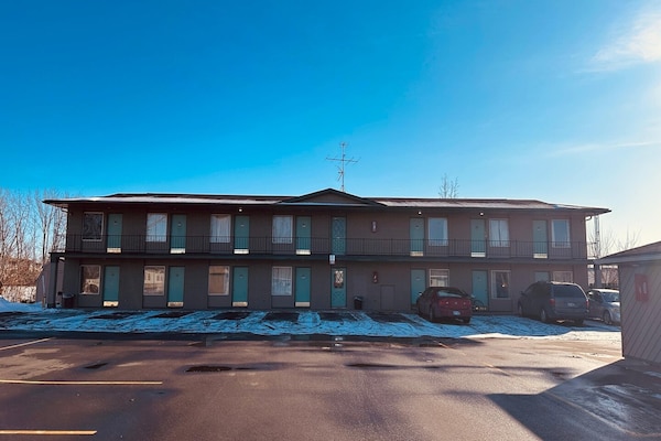 Foto van Queen Bed Niet Roken - Vakantiehuis in Saginaw, MI - ExteriorSummer