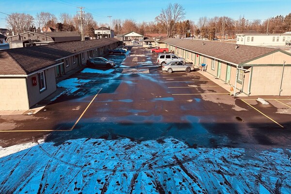 Foto van Queen Bed Niet Roken - Vakantiehuis in Saginaw, MI - ExteriorSummer