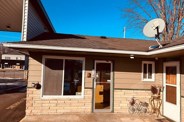 Foto van Queen Bed Niet Roken - Vakantiehuis in Saginaw, MI - HallReception