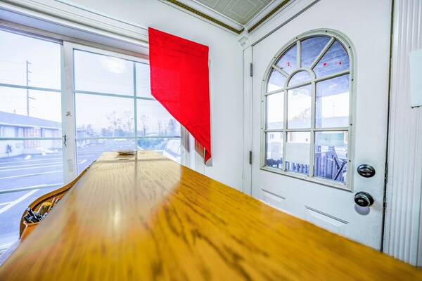 Foto van Tweepersoonsbed (Queensize) | OYO Hotel Portland - Vakantiehuis in Sandy OR - HallReception