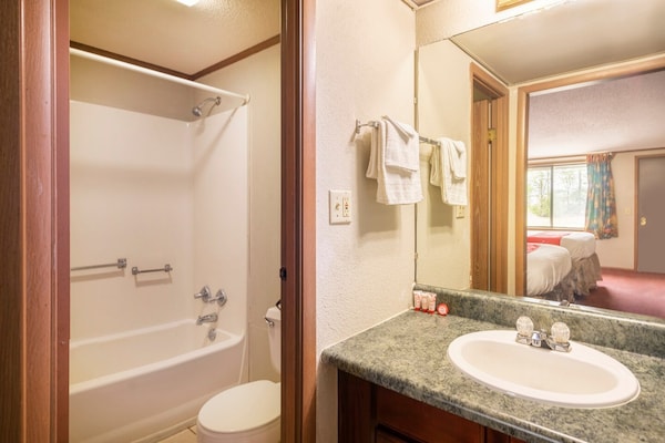 Foto van 2 tweepersoonsbedden | Daleville AL - Vakantiehuis in Daleville AL - BathRoom
