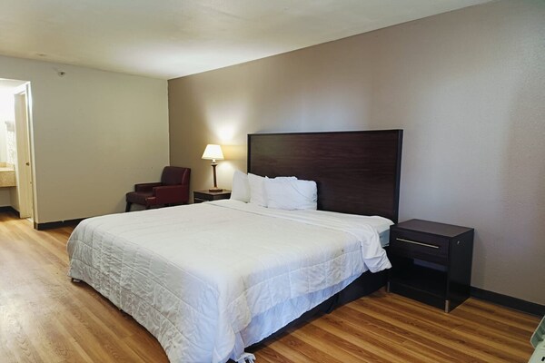 Foto van 1 Suite King Bed Niet-rokende Jacuzzi-badkuip - Vakantiehuis in Wichita Falls TX - BedRoom