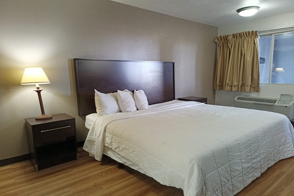 Foto van 1 Suite King Bed Niet-rokende Jacuzzi-badkuip - Vakantiehuis in Wichita Falls TX - BedRoom