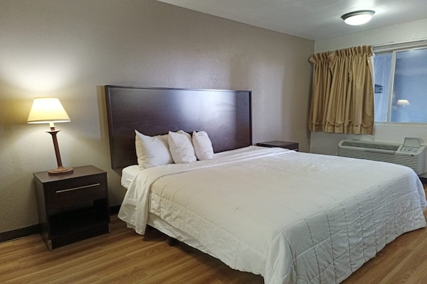 Foto van 1 Suite King Bed Niet-rokende Jacuzzi-badkuip - Vakantiehuis in Wichita Falls TX - BedRoom